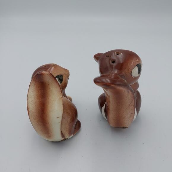 VINTAGE SQUIRREL HOLDING ACORNS SALT AND PEPPER SHAKERS JAPAN - Picture 5 of 5
